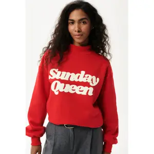 Női pulóver She is Sunday Sunday Queen image-1