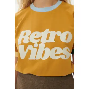 Women's T-shirt She is Sunday Retro Vibes image-4