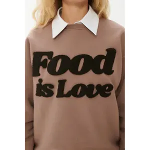 Sweatshirt woman She is Sunday Food Is Love image-5