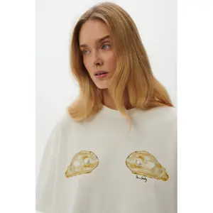 Women's T-shirt She is Sunday Perla image-4