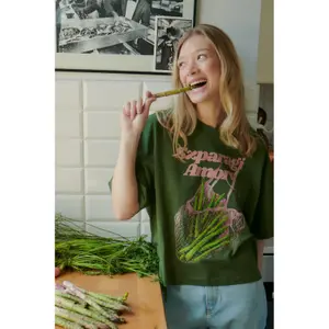 Women's T-shirt She is Sunday Szparagi Amore image-3