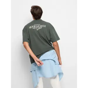T-Shirt mit lockerer Passform und Museum-Motiv Silbon image-4