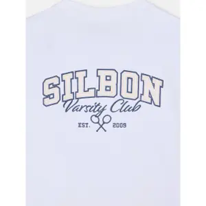 T-Shirt mit lockerem Schnitt und Druck auf dem Rücken Silbon image-6