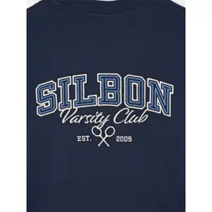 T-Shirt mit lockerem Schnitt und Druck auf dem Rücken Silbon image-6