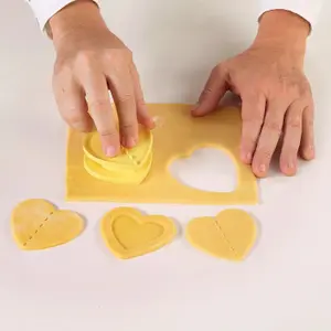Tagliabiscotti a forma di cuore + teglie da forno Silikomart (x81) image-2