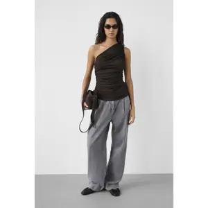 Γυναικείο T-shirt Soaked in Luxury Hanadi One Shoulder image-1