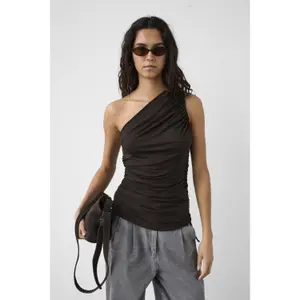 Γυναικείο T-shirt Soaked in Luxury Hanadi One Shoulder image-2