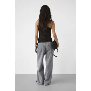 Γυναικείο T-shirt Soaked in Luxury Hanadi One Shoulder image-4