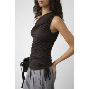 Γυναικείο T-shirt Soaked in Luxury Hanadi One Shoulder image-5