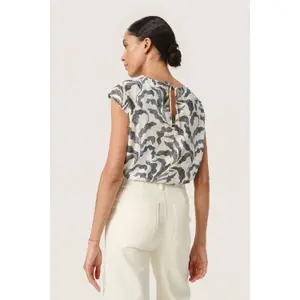 T-shirt de mulher Soaked in Luxury Zaya image-5