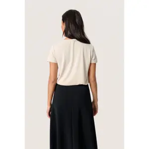 T-shirt com decote em V para mulher Soaked in Luxury Columbine image-4