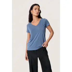 Damska koszulka z dekoltem w szpic Soaked in Luxury Columbine image-5