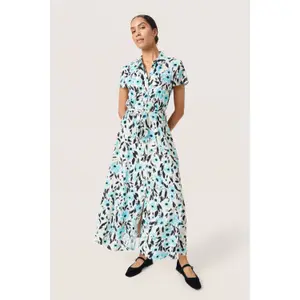 Vestuário feminino Soaked in Luxury Arjana Boho Campaign image-1