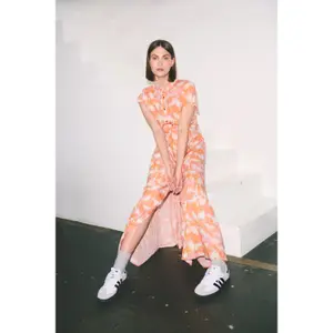 Vestuário feminino Soaked in Luxury Arjana Boho Campaign image-4