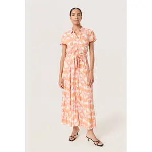 Vestuário feminino Soaked in Luxury Arjana Boho Campaign image-1