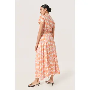 Vestuário feminino Soaked in Luxury Arjana Boho Campaign image-3