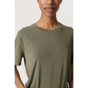 T-Shirt Soaked in Luxury Columbine image-5