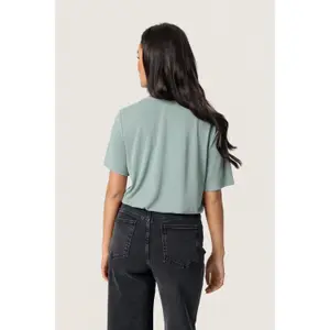 T-shirt com decote em V para mulher Soaked in Luxury Columbine Loose fit image-4