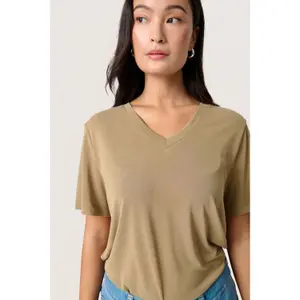 T-shirt com decote em V para mulher Soaked in Luxury Columbine Loose fit image-3