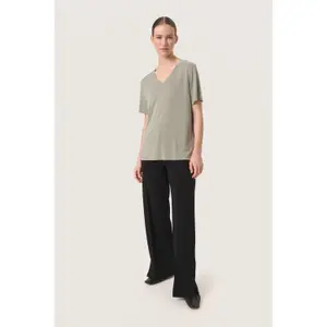 T-shirt com decote em V para mulher Soaked in Luxury Columbine Loose fit image-3