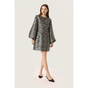 Women's dress Soaked in Luxury Elowen image-3