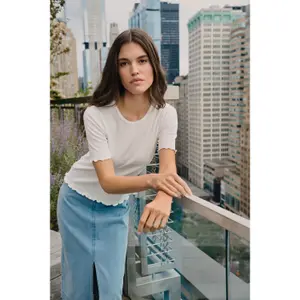 T-shirt campanha do Dia dos Namorados mulher Soaked in Luxury Venola image-6