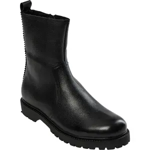 Leather boots girl Sofie Schnoor Vonniesy image-1