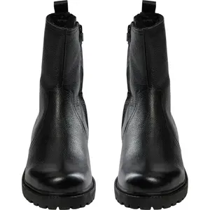 Leather boots girl Sofie Schnoor Vonniesy image-2