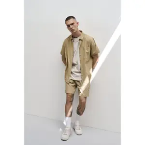 Shorts Solid Frevne image-1