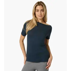 T-shirt com ombros caídos para mulher super.natural image-1