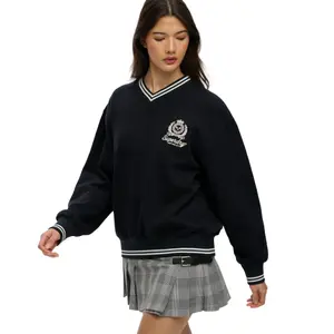 Damski sweatshirt z dekoltem w kształcie V Superdry Country Club Crest image-3