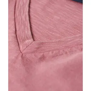 T-shirt melange e collo a V Superdry image-6