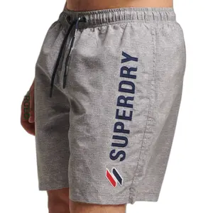 m3010187a-vgk-badeshorts-mit-appliziertem-muster-superdry-code-silberstaubgrau