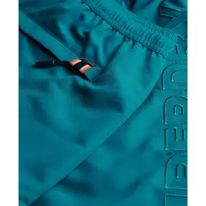 m3010246a-20e-hochwertige-bestickte-badeshorts-superdry-waldgrun