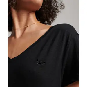 Camiseta de mujer con cuello de pico bordado y flameado Superdry image-2