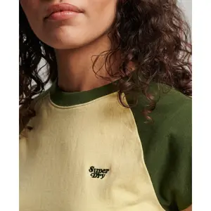 Camiseta de algodón orgánico con mangas raglán y logotipo femenino Superdry Essential image-3