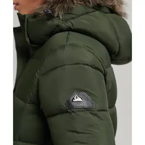 Kurze Daunenjacke mit Kapuze, Damen Superdry image-4