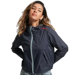 Casaco impermeável leve com logótipo feminino Superdry Code Standard image-1