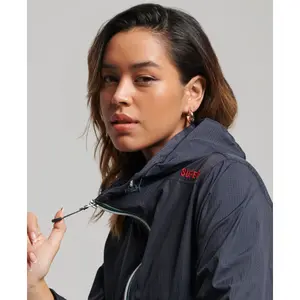 Casaco impermeável leve com logótipo feminino Superdry Code Standard image-6