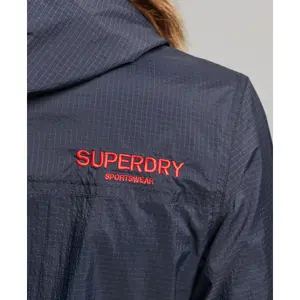 Casaco impermeável leve com logótipo feminino Superdry Code Standard image-5