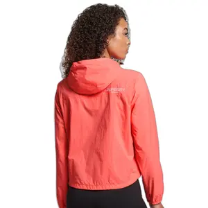 Chaqueta impermeable ligera con logotipo de mujer Superdry Code Standard image-2