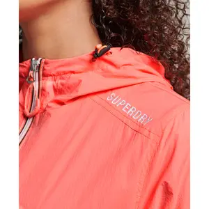 Chaqueta impermeable ligera con logotipo de mujer Superdry Code Standard image-3