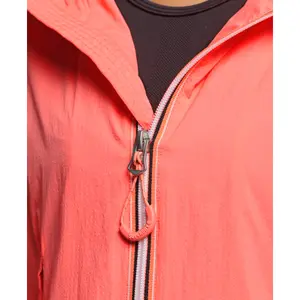 Chaqueta impermeable ligera con logotipo de mujer Superdry Code Standard image-4