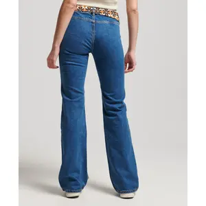Vaqueros slim fit flare de algodón orgánico para mujer Superdry Vintage image-3