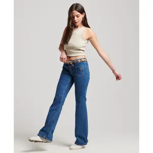 Vaqueros slim fit flare de algodón orgánico para mujer Superdry Vintage image-1