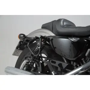 Υποστήριξη πλαϊνής τσάντας δεξιάς SW-Motech SLC. Harley Davidson Sportster modèles (04-). image-0