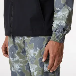 Vindtät jacka New Era Utility AOP image-3