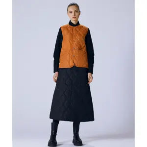 Ärmellose Daunenjacke aus geknöpftem Militärmaterial mit Rundhalsausschnitt Taion image-1