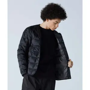 Übergroße, geknöpfte Basic-Daunenjacke mit Rundhalsausschnitt Taion image-4
