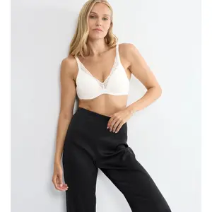 Sujetador acolchado con aros para mujer Triumph Body Make-Up Illusion Lace image-2